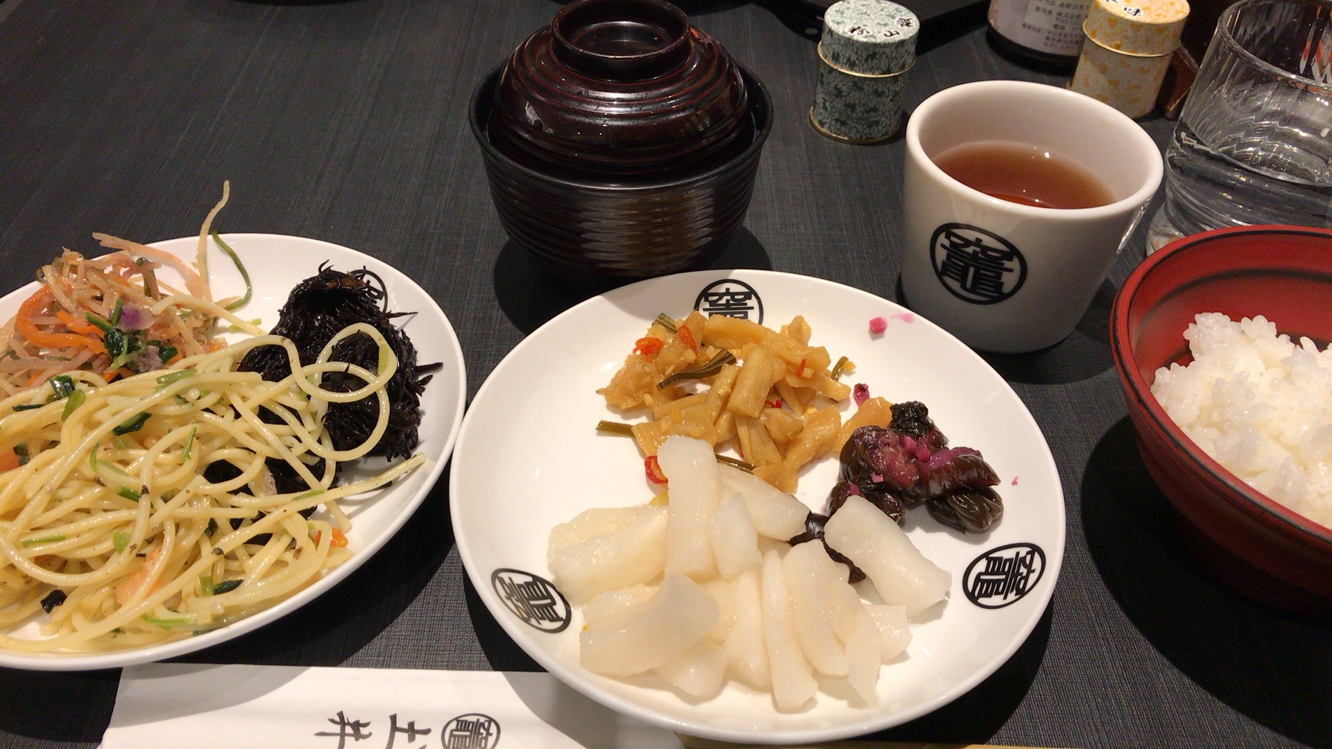 京都駅でおばんざいと漬物のバイキング「竈炊き立てごはん 土井 京都駅八条口店 」 テキメモ